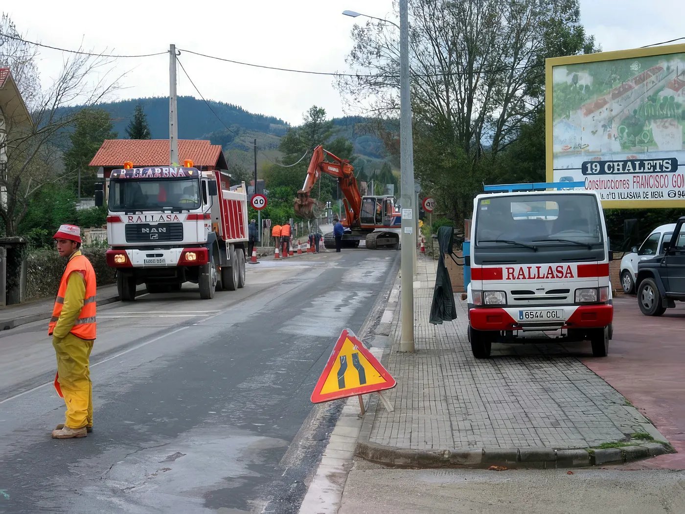 Camión volquete y furgoneta de Rallasa en una obra de carretera en Villasana de Mena