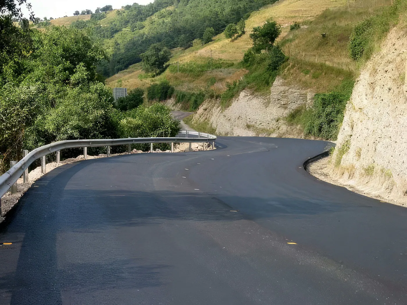 Carretera BU-550 terminada tras el muro de contención de carriles