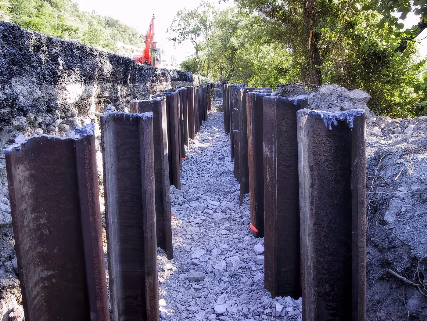 Carriles hincados con relleno de zahorra entre filas en la BU-550