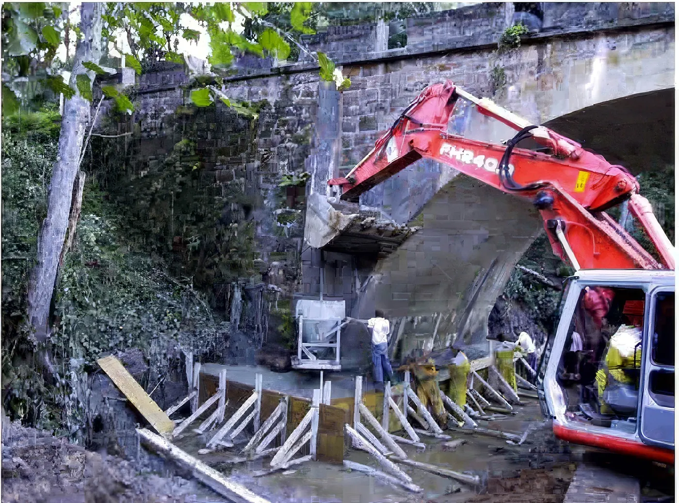 Retroexcavadora y encofrado de la nueva zapata bajo el puente de Santelices a Busnela