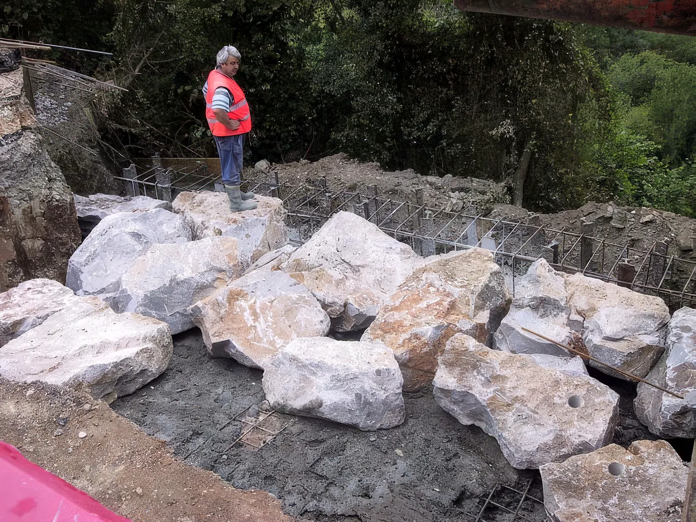 Piedras de escollera colocadas entre las filas de carriles del muro de la BU-550