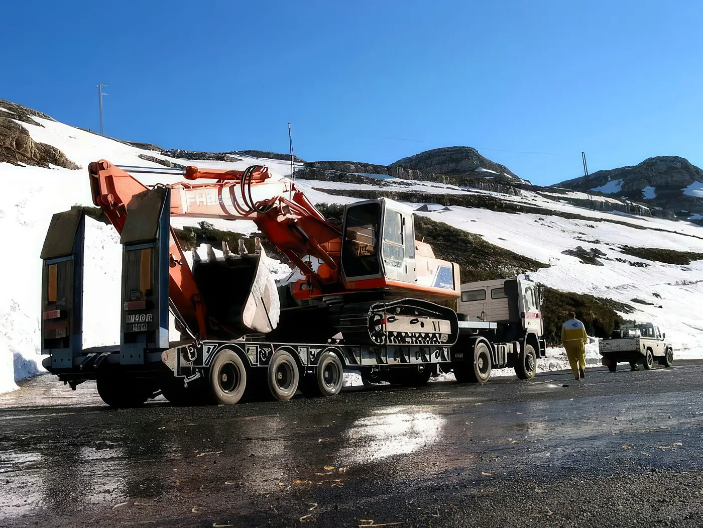 Góndola de Rallasa transportando una retroexcavadora de orugas