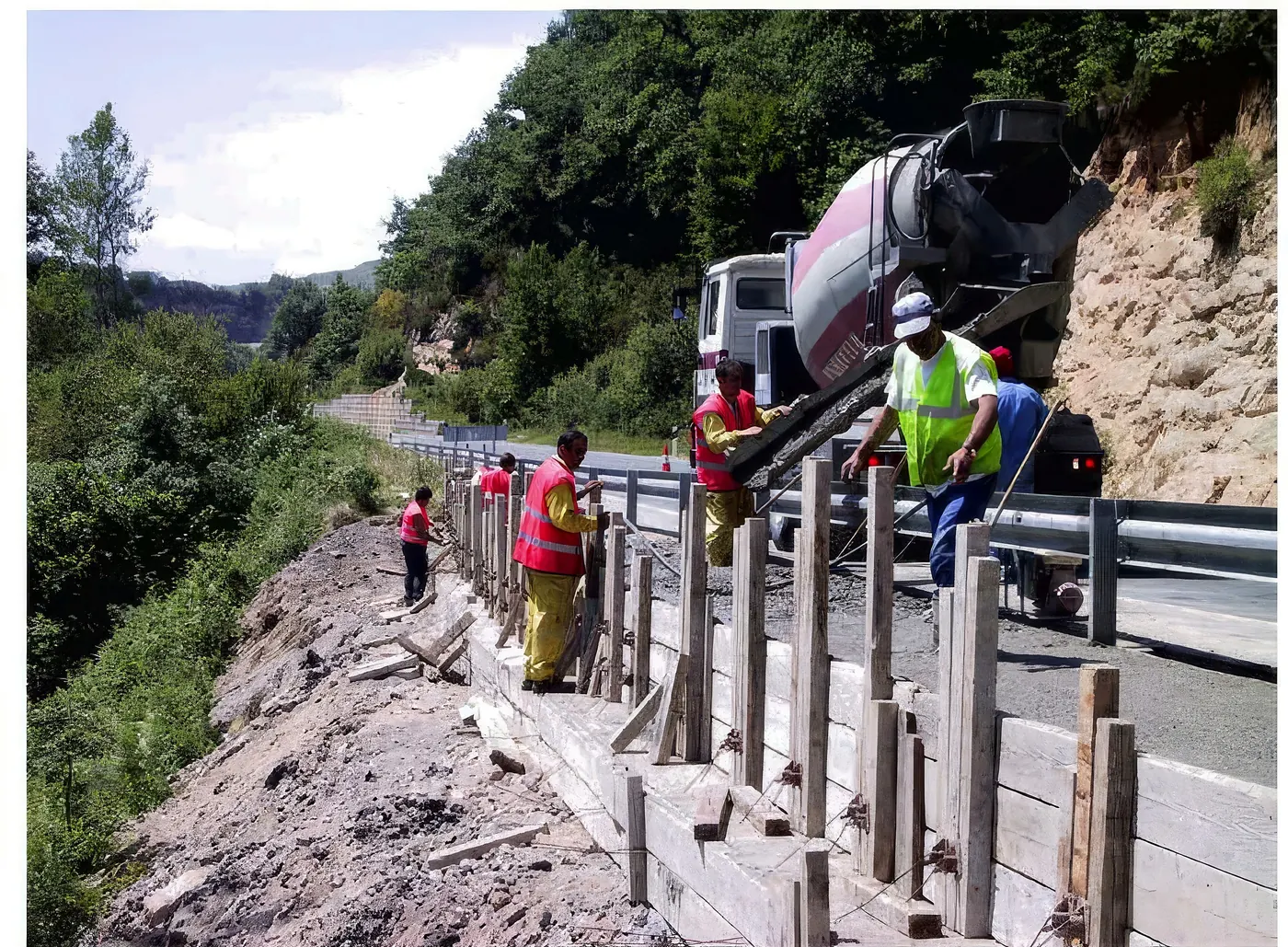 Camión hormigonera de Rallasa vertiendo hormigón en el muro de una carretera