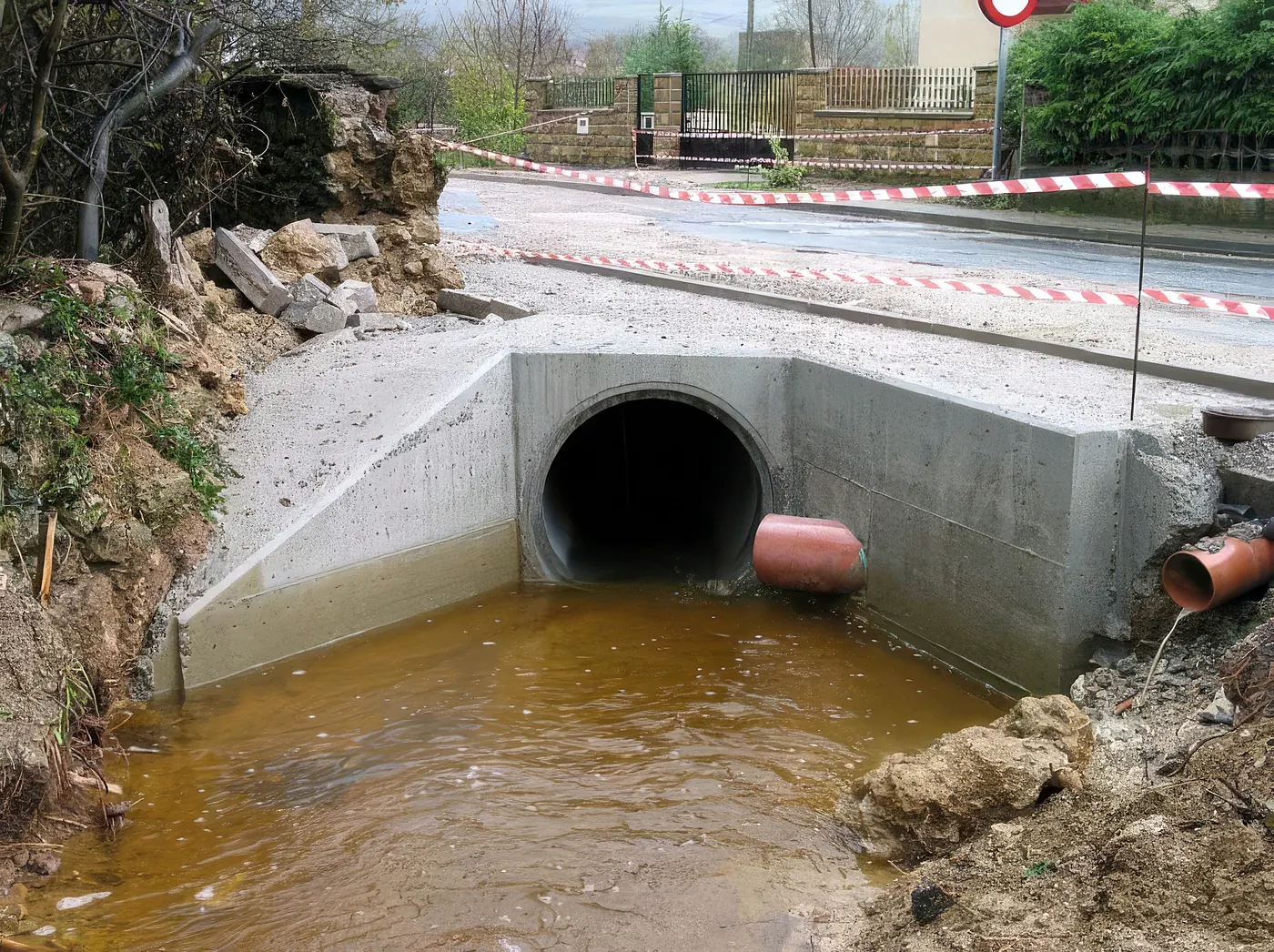 Paso de agua de hormigón terminado bajo la carretera en Villasana de Mena