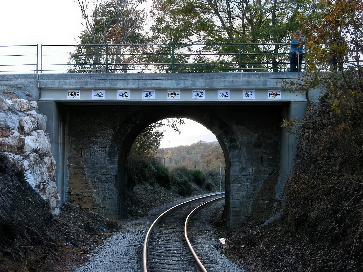 Paso superior ampliado sobre la vía del tren en el barrio de Herrera