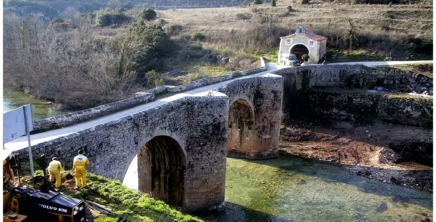 Actuación urgente para refuerzo de zapatas del puente (escollera de más de 10 t, personal con arnés y chaleco), Pesquera de Ebro (Burgos)