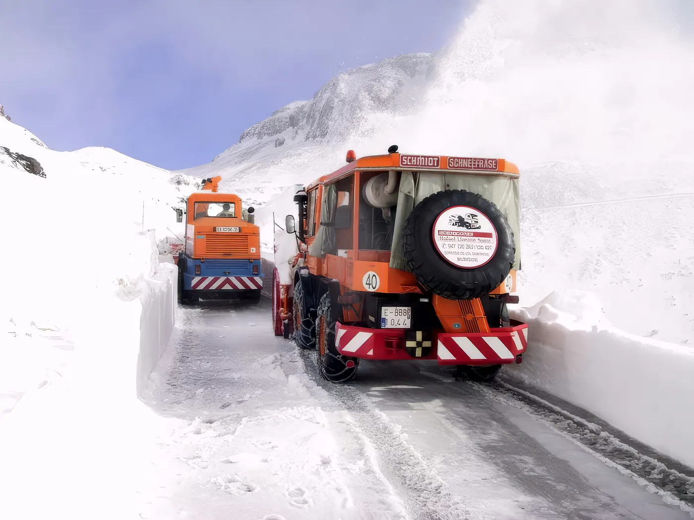 Dos quitanieves de Rallasa avanzando entre paredes de nieve en el acceso al EVA-12