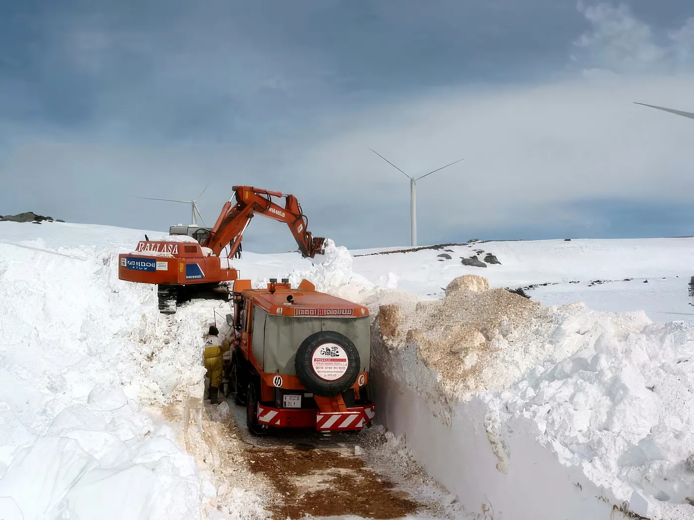 Limpieza de nieve y apertura de neveros en las pistas del parque eólico, San Pedro del Romeral (Cantabria)