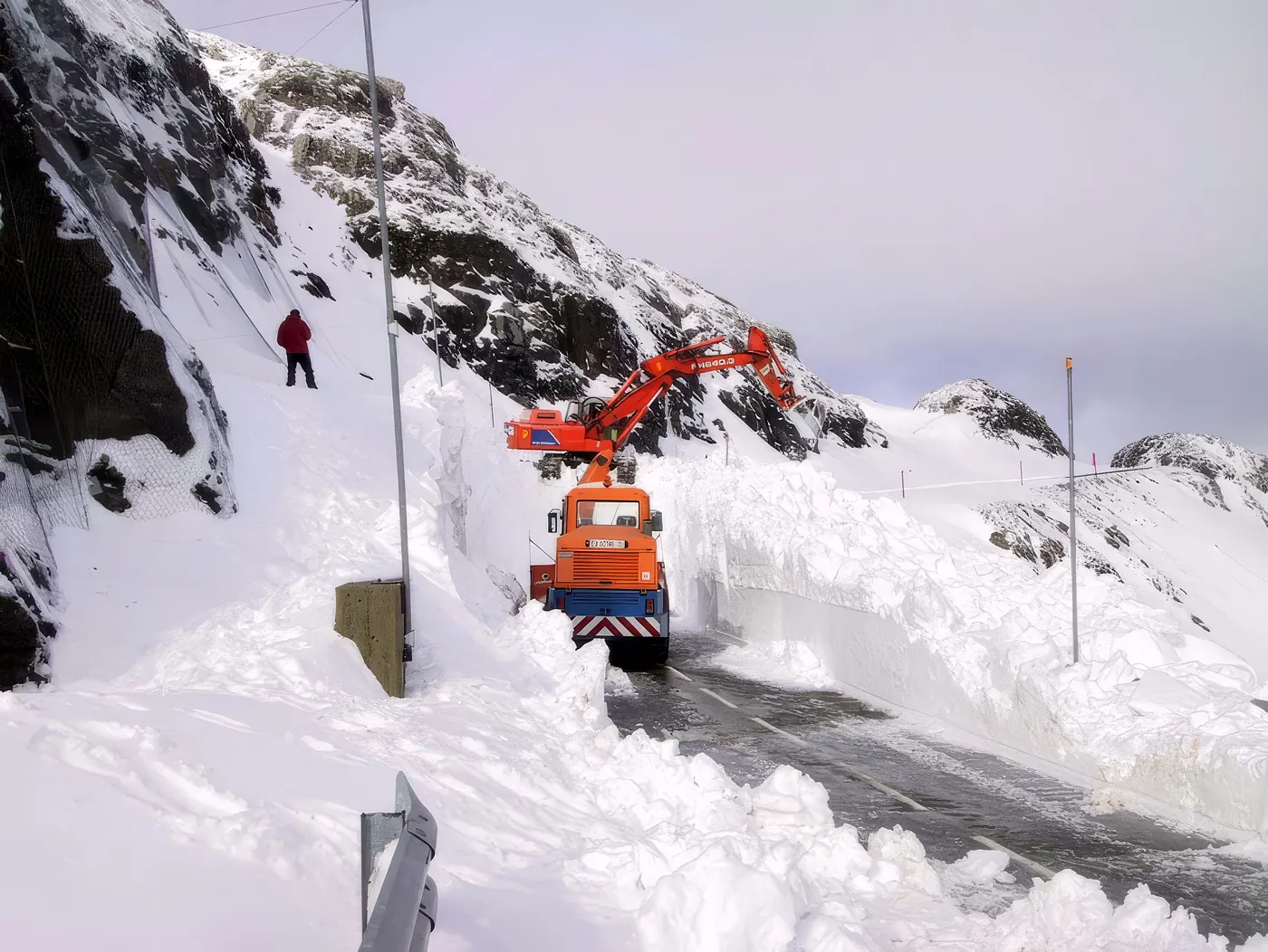 Quitar neveros en la carretera de acceso al EVA-12 (neveros de más de 5 m), EVA-12 (Burgos)