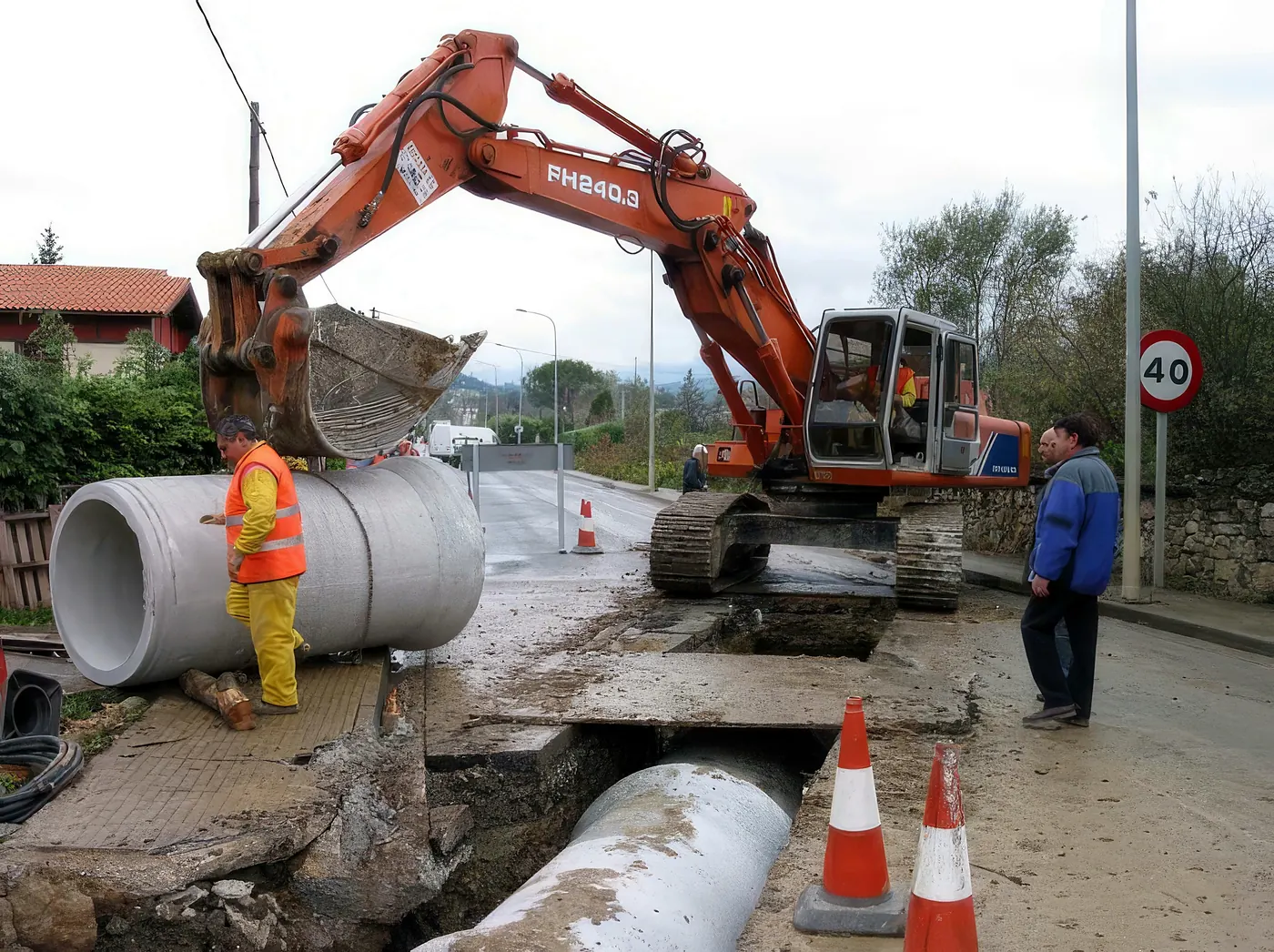 Paso de carretera en la C-6318 con tubería de hormigón armado de 1 m de diámetro, Villasana de Mena (Burgos)