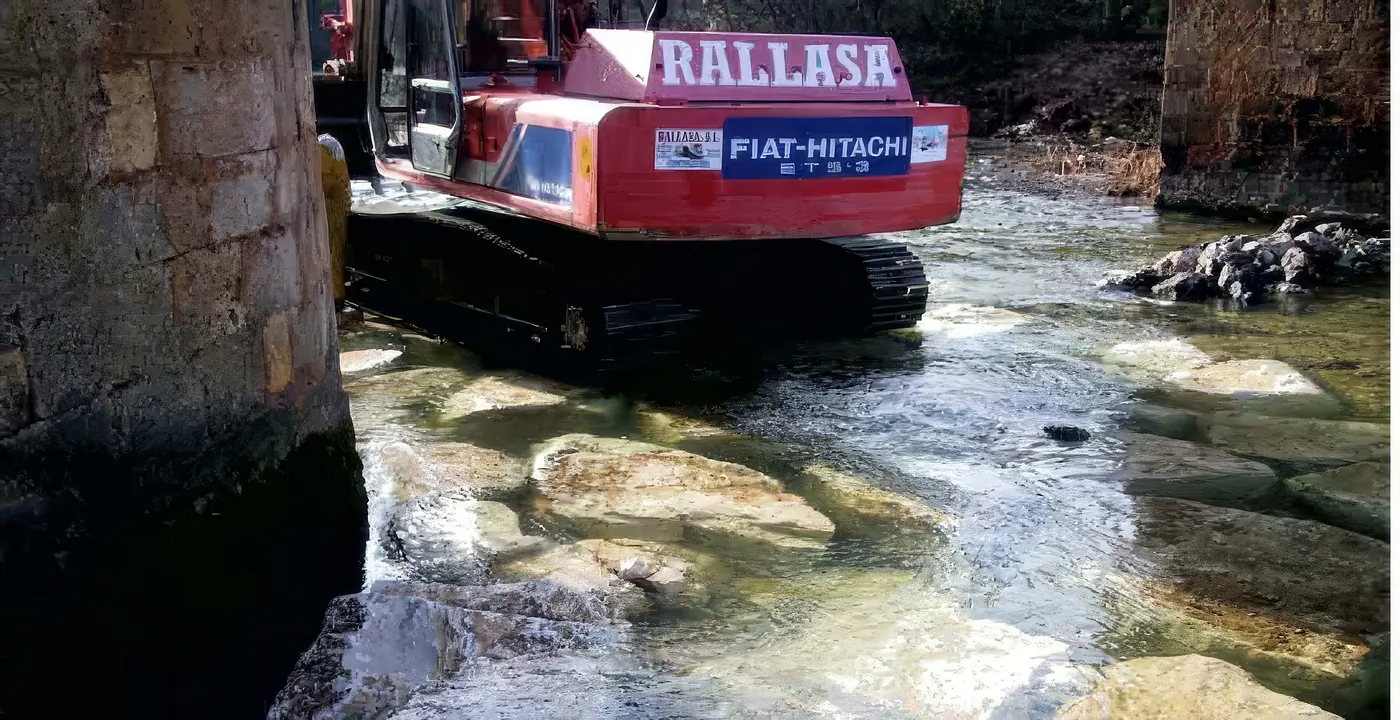 Retroexcavadora de Rallasa en el cauce del Ebro bajo el puente de Pesquera de Ebro