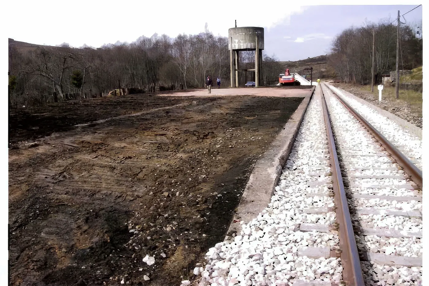 Terreno limpio junto a la vía del tren tras el derribo de un edificio de FEVE
